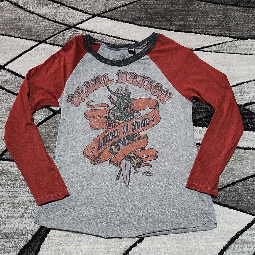 REBEL REPUBLIC REBEL NATION "LOYAL TO NONE" GRAPHIC LONG-SLEEVE RAGLAN TEE-SHIRT